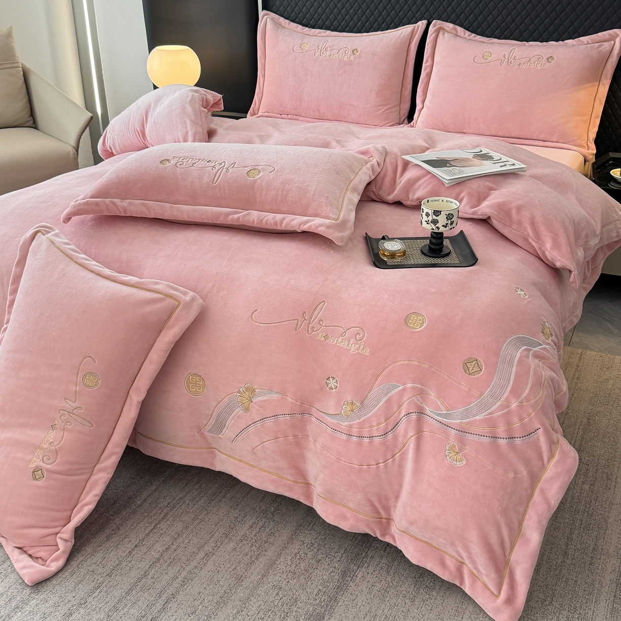 91家纺网 家纺一手货源 找家纺 慕克斯 2025直播新款高克重8.5斤纯色刺绣牛奶绒四件套 朝花夕拾-寐粉