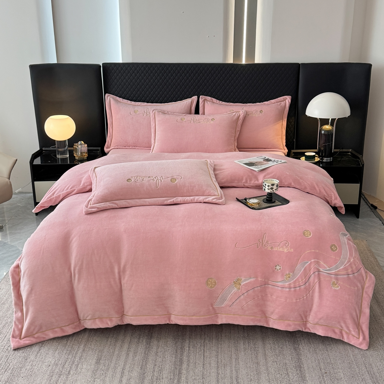 91家纺网 家纺一手货源 找家纺 慕克斯 2025直播新款高克重8.5斤纯色刺绣牛奶绒四件套 朝花夕拾-寐粉,朝花夕拾-寐粉