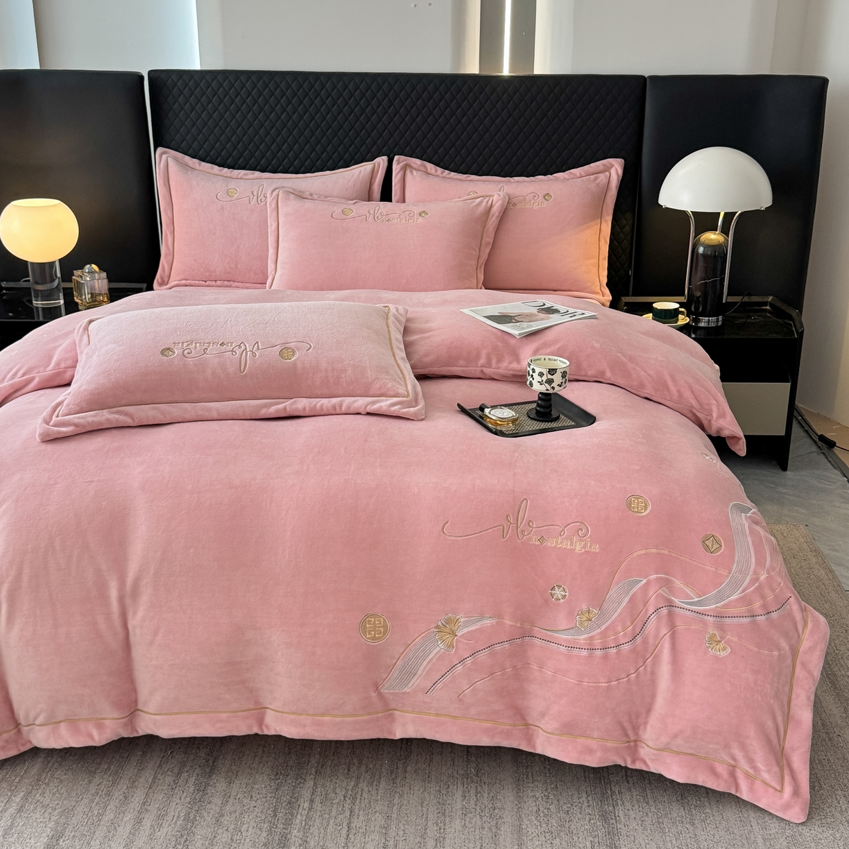 91家纺网 家纺一手货源 找家纺 慕克斯 2025直播新款高克重8.5斤纯色刺绣牛奶绒四件套 朝花夕拾-寐粉