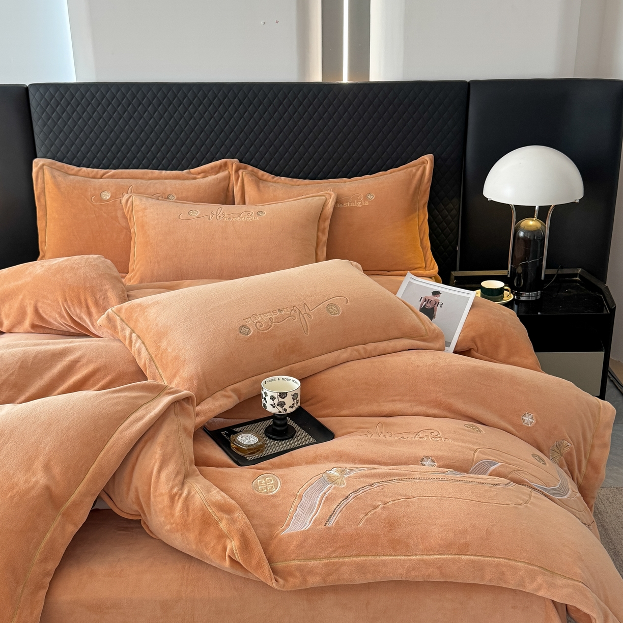 91家纺网 家纺一手货源 找家纺 慕克斯 2025直播新款高克重8.5斤纯色刺绣牛奶绒四件套 朝花夕拾-浅橘