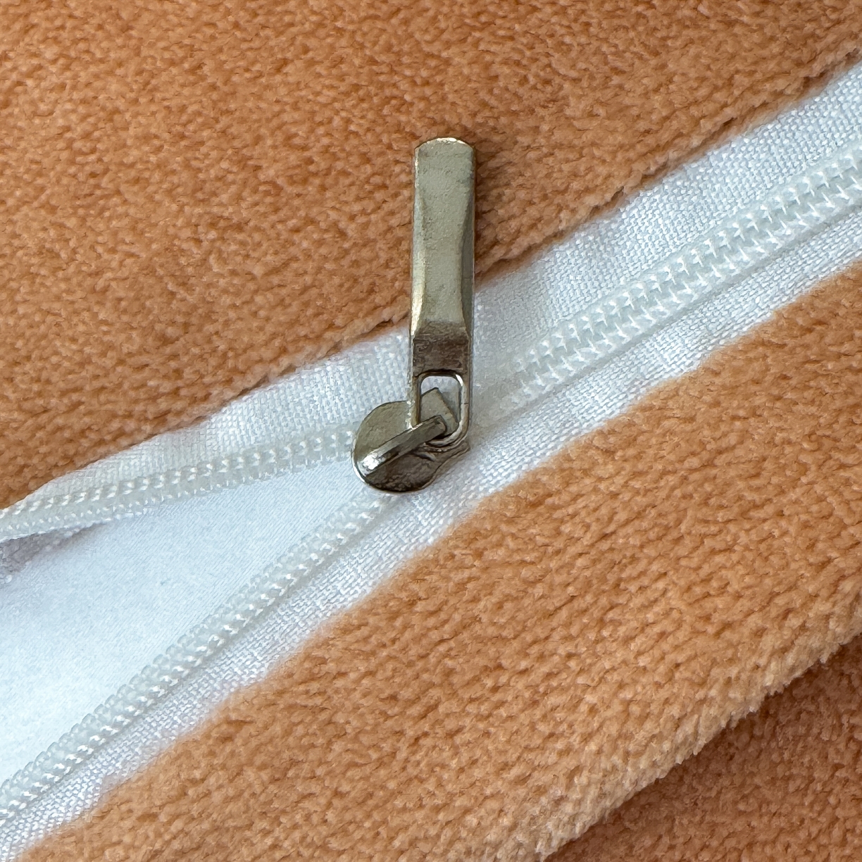 91家纺网 家纺一手货源 找家纺 慕克斯 2025直播新款高克重8.5斤纯色刺绣牛奶绒四件套 朝花夕拾-浅橘