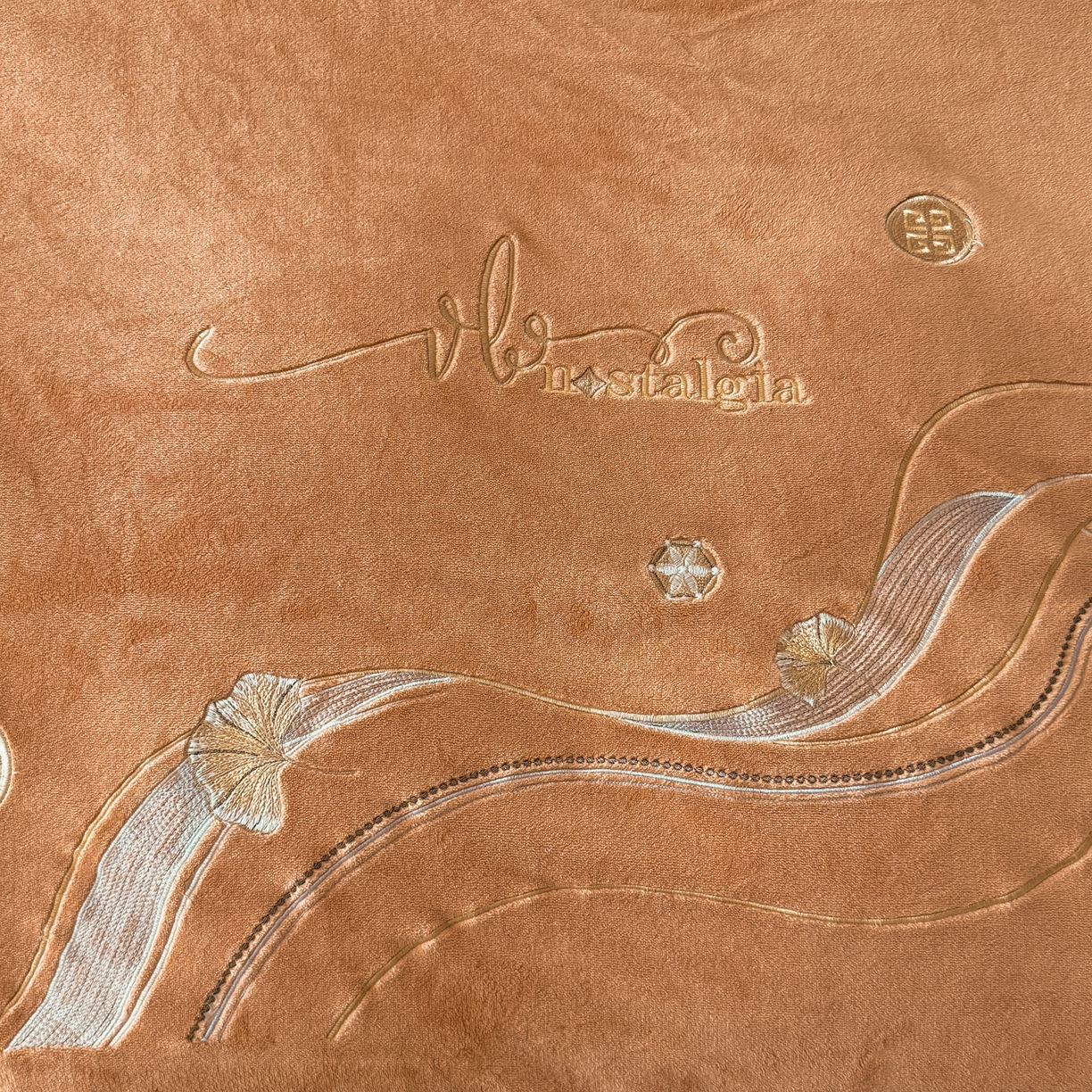 91家纺网 家纺一手货源 找家纺 慕克斯 2025直播新款高克重8.5斤纯色刺绣牛奶绒四件套 朝花夕拾-浅橘