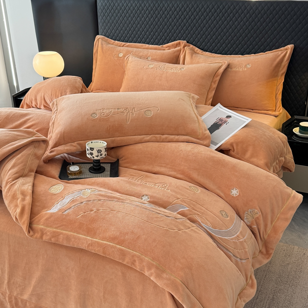 91家纺网 家纺一手货源 找家纺 慕克斯 2025直播新款高克重8.5斤纯色刺绣牛奶绒四件套 朝花夕拾-浅橘