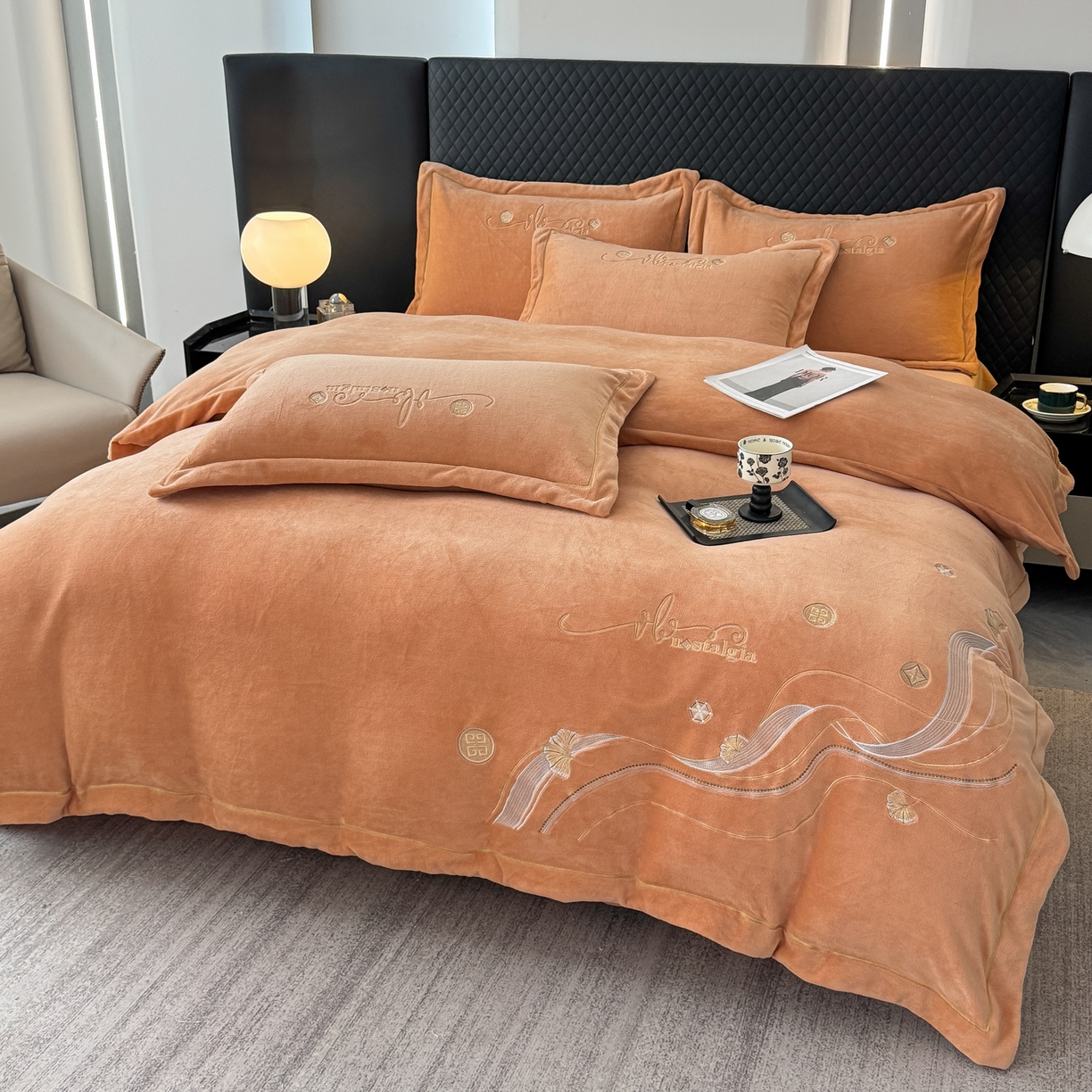 91家纺网 家纺一手货源 找家纺 慕克斯 2025直播新款高克重8.5斤纯色刺绣牛奶绒四件套 朝花夕拾-浅橘