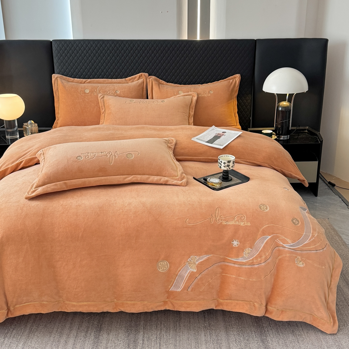 91家纺网 家纺一手货源 找家纺 慕克斯 2025直播新款高克重8.5斤纯色刺绣牛奶绒四件套 朝花夕拾-浅橘