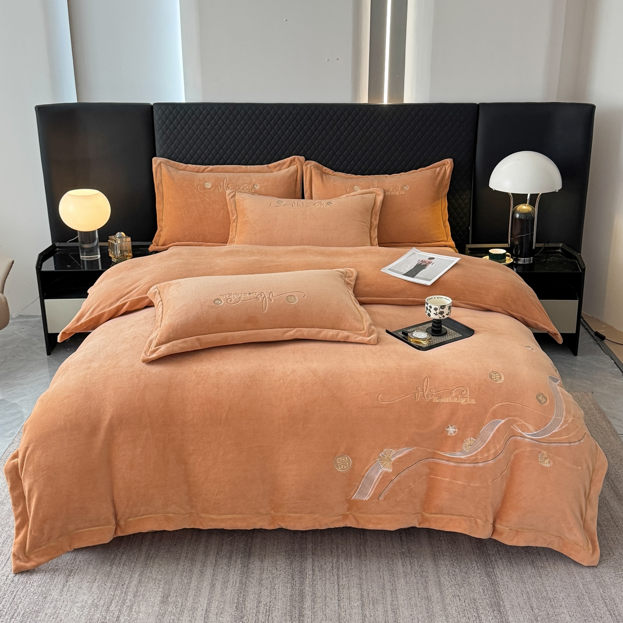 91家纺网 家纺一手货源 找家纺 慕克斯 2025直播新款高克重8.5斤纯色刺绣牛奶绒四件套 朝花夕拾-浅橘,朝花夕拾-浅橘