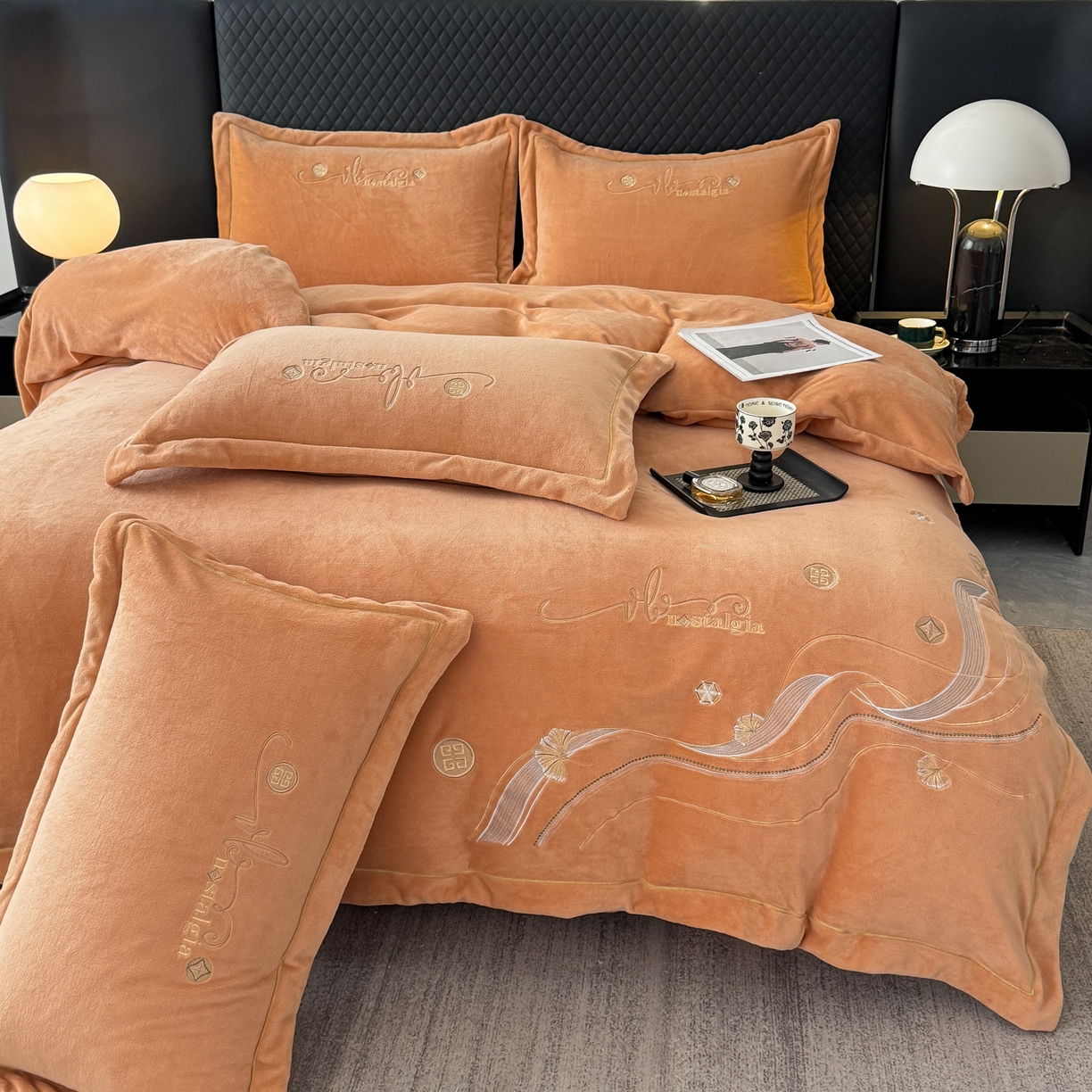 91家纺网 家纺一手货源 找家纺 慕克斯 2025直播新款高克重8.5斤纯色刺绣牛奶绒四件套 朝花夕拾-浅橘