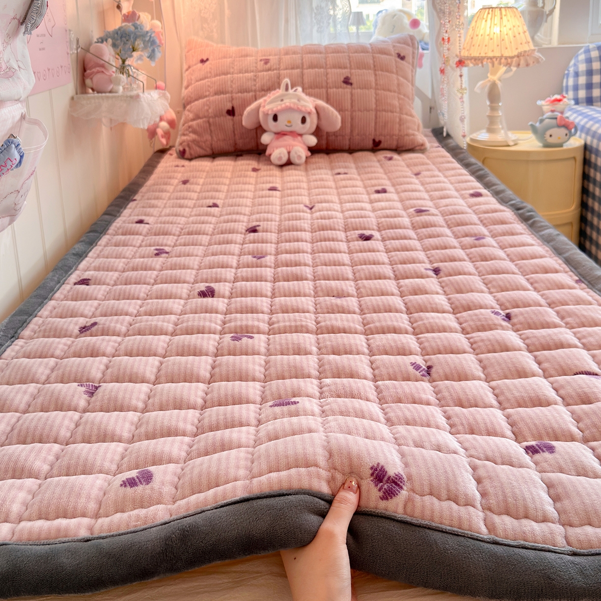 91家纺网 家纺一手货源 找家纺 （总）韩巢家纺 冬季高低床2025款牛奶绒水晶边床垫床护垫学生床褥子宿舍寝室床褥铺底,水晶边-条纹爱心,水晶边-爱心樱桃,水晶边-彩色草莓,水晶边-动物乐园,水晶边-蝴蝶结,水晶边-快乐心情,水晶边-拉布布,水晶边-两小无猜,水晶边-美乐蒂,水晶边-迷你小狗,水晶边-奶油小狗,水晶边-汪汪狗