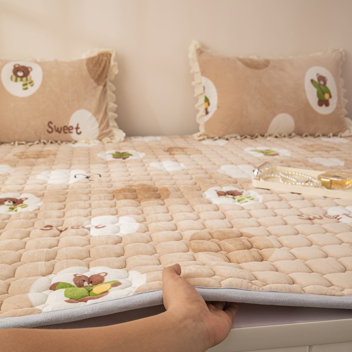 91家纺网 家纺一手货源 找家纺 手艺人家纺 2025新款宝宝绒新格子垫子 DT01