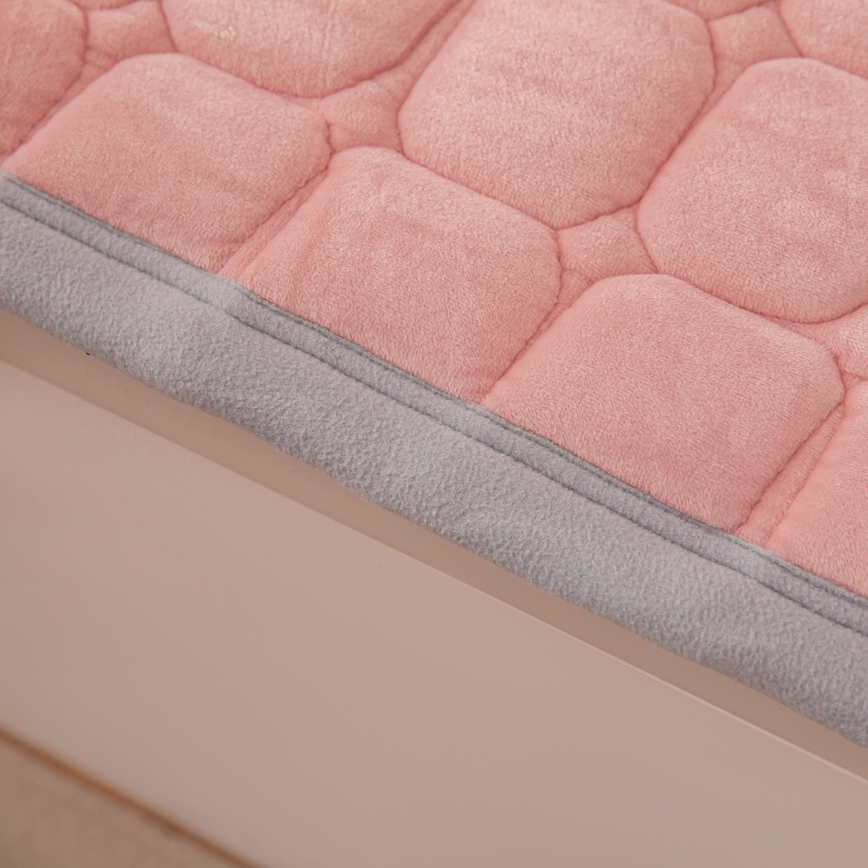 91家纺网 家纺一手货源 找家纺 手艺人家纺 2025新款宝宝绒新格子垫子 DT02