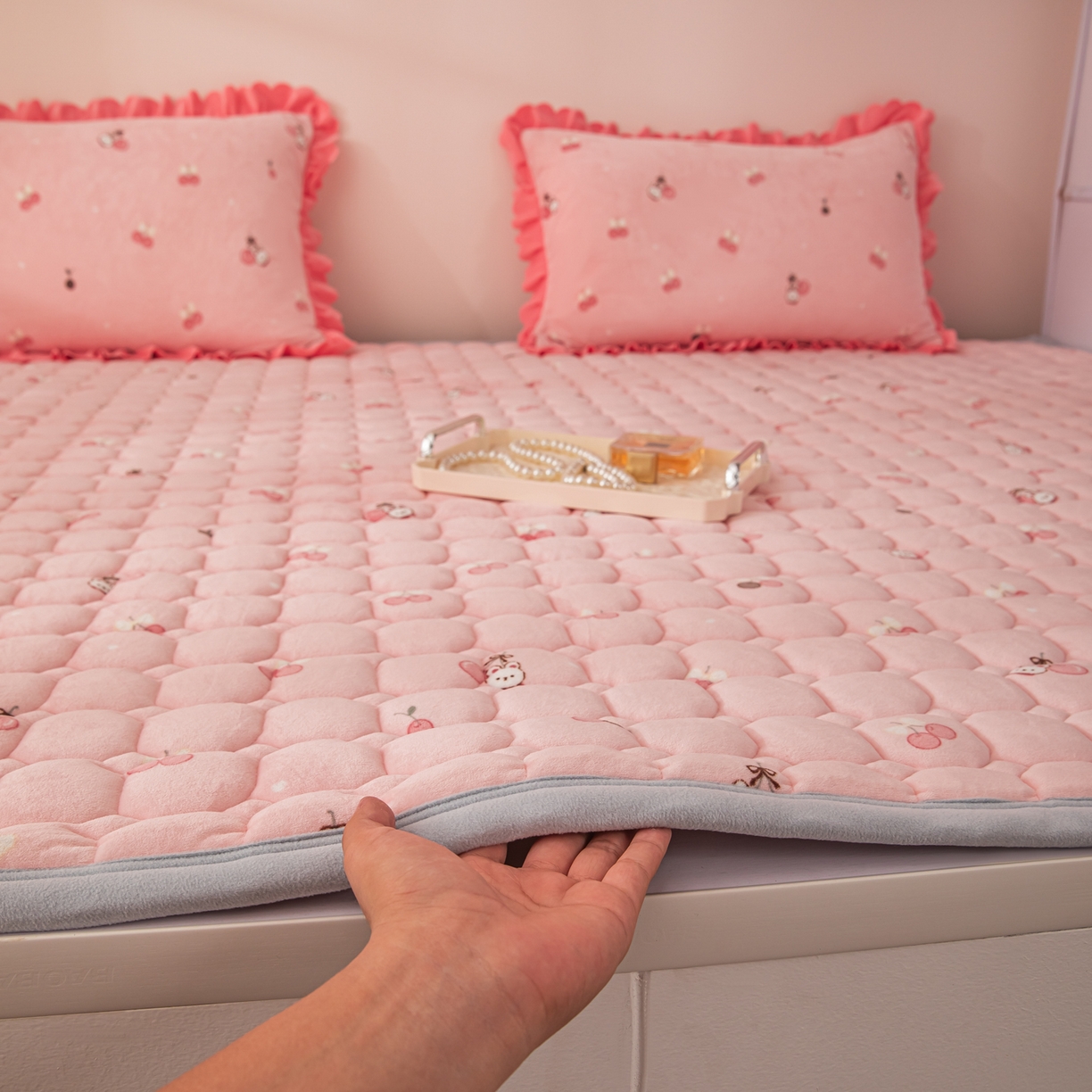 91家纺网 家纺一手货源 找家纺 手艺人家纺 2025新款宝宝绒新格子垫子 DT03