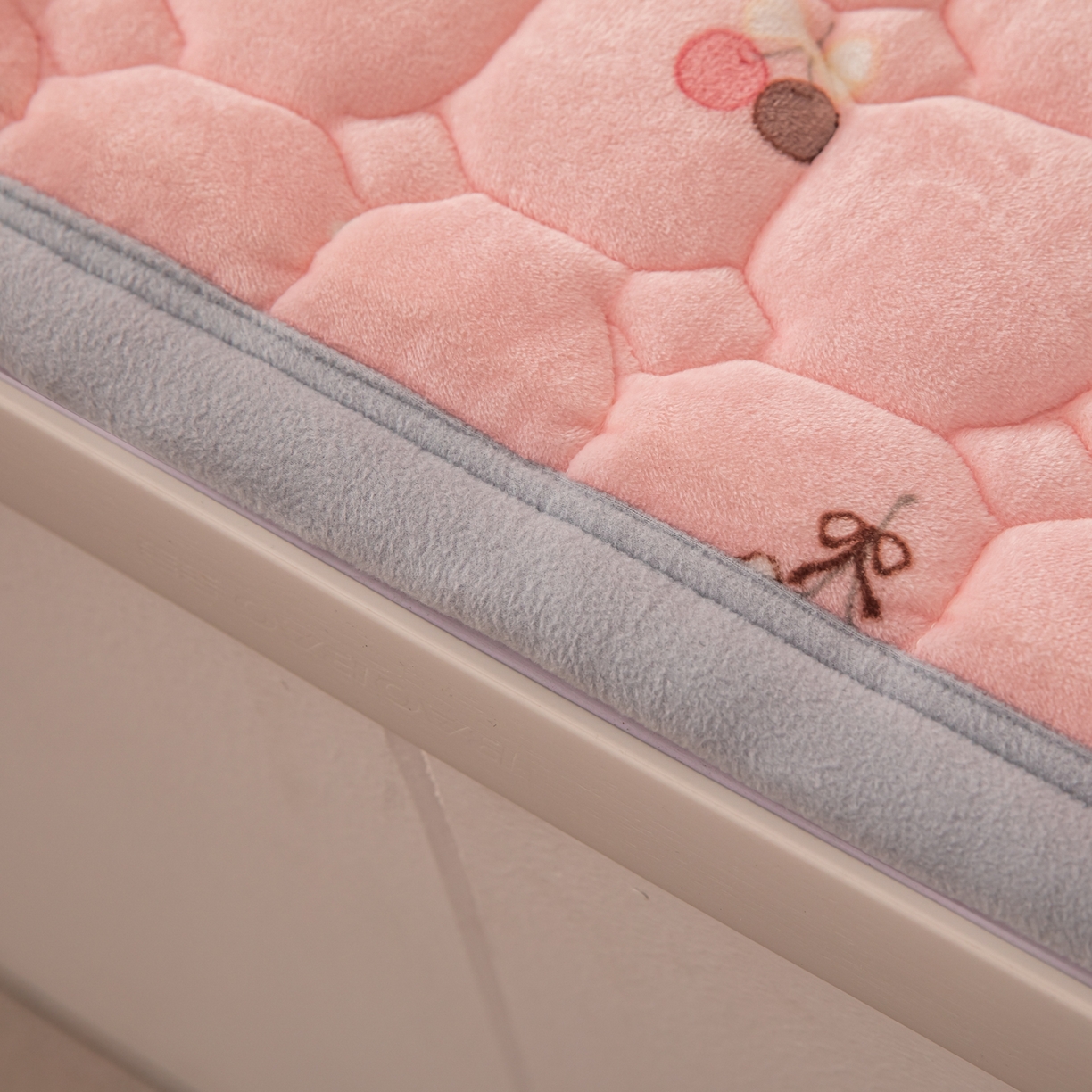 91家纺网 家纺一手货源 找家纺 手艺人家纺 2025新款宝宝绒新格子垫子 DT03