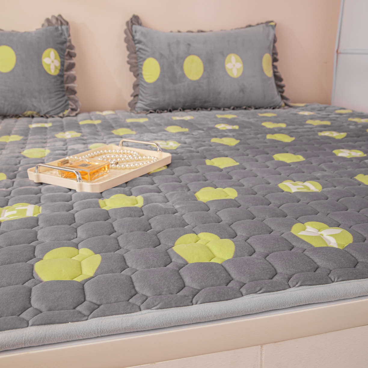 91家纺网 家纺一手货源 找家纺 手艺人家纺 2025新款宝宝绒新格子垫子 DT05