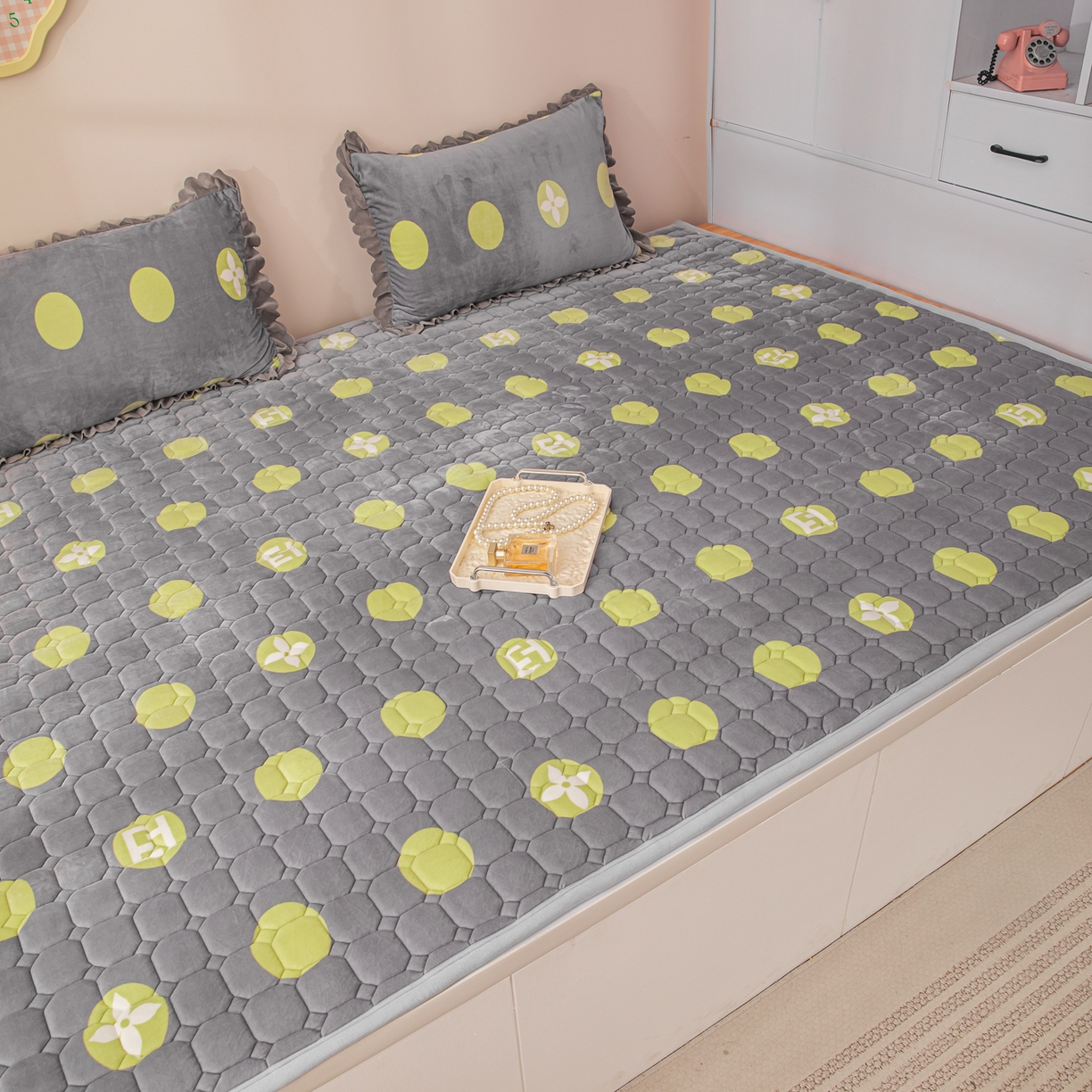 91家纺网 家纺一手货源 找家纺 手艺人家纺 2025新款宝宝绒新格子垫子 DT05