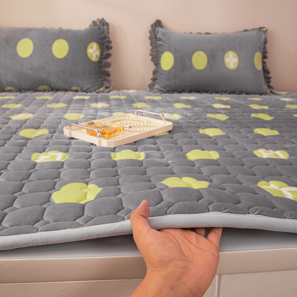 91家纺网 家纺一手货源 找家纺 手艺人家纺 2025新款宝宝绒新格子垫子 DT05