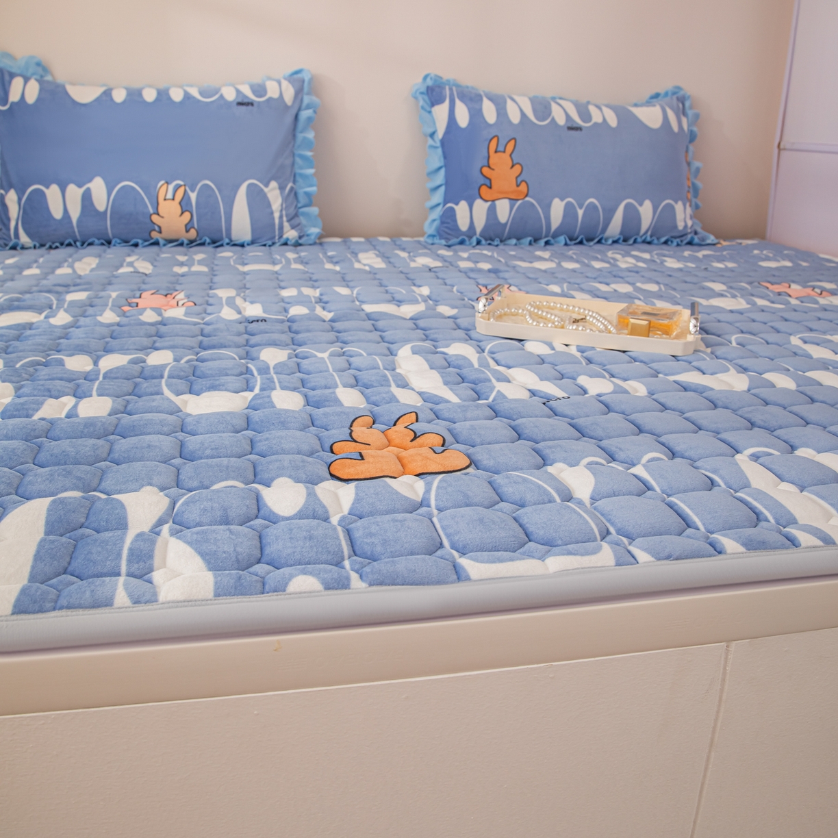 91家纺网 家纺一手货源 找家纺 手艺人家纺 2025新款宝宝绒新格子垫子 DT06