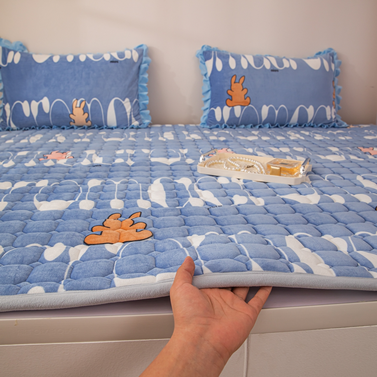 91家纺网 家纺一手货源 找家纺 手艺人家纺 2025新款宝宝绒新格子垫子 DT06