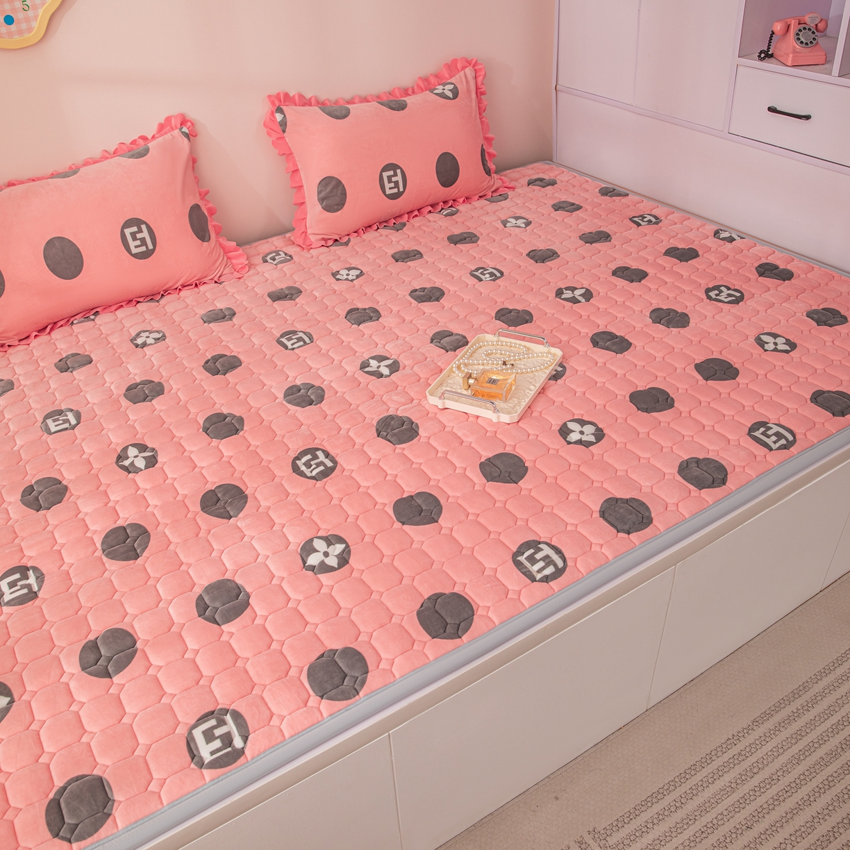 91家纺网 家纺一手货源 找家纺 手艺人家纺 2025新款宝宝绒新格子垫子 DT07