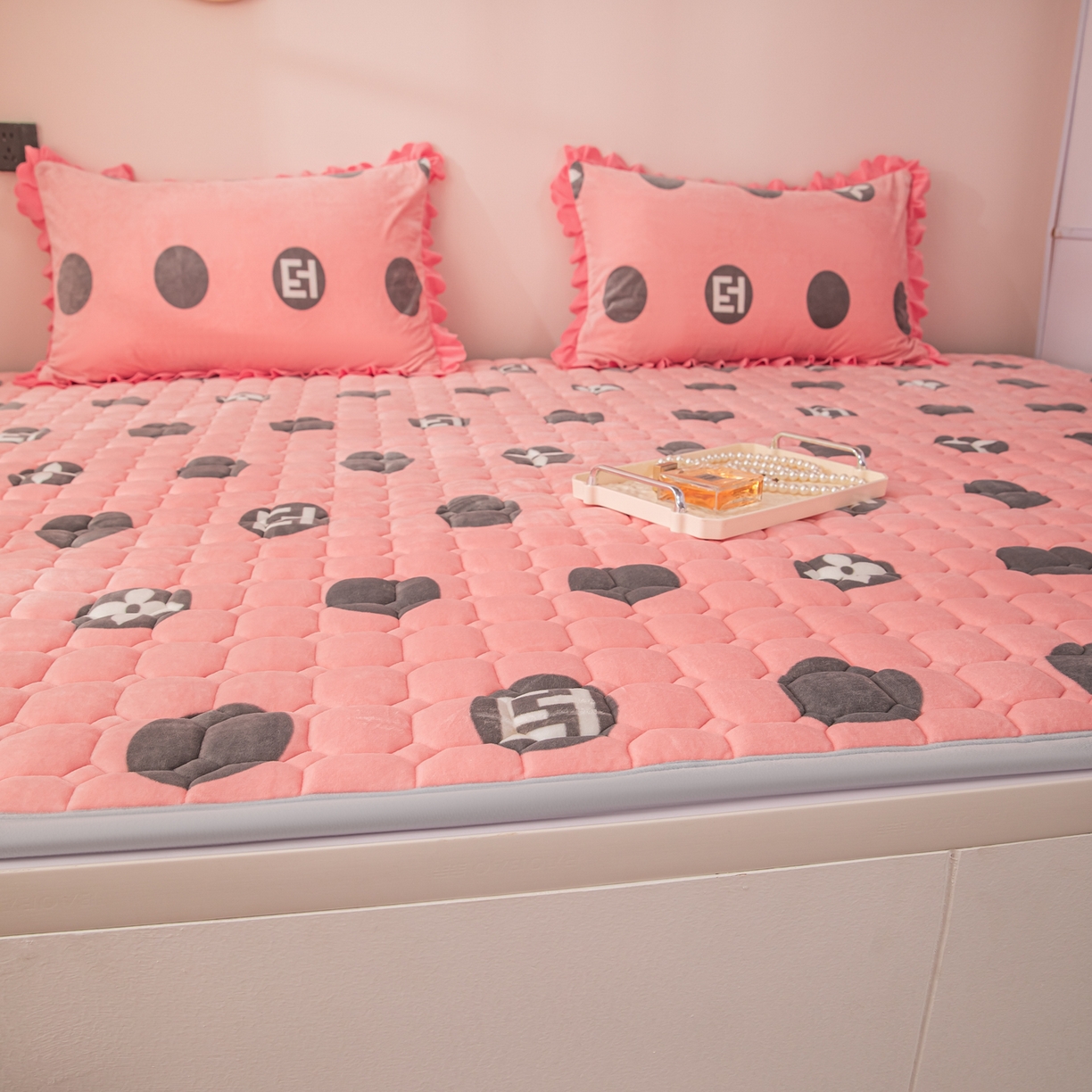 91家纺网 家纺一手货源 找家纺 手艺人家纺 2025新款宝宝绒新格子垫子 DT07