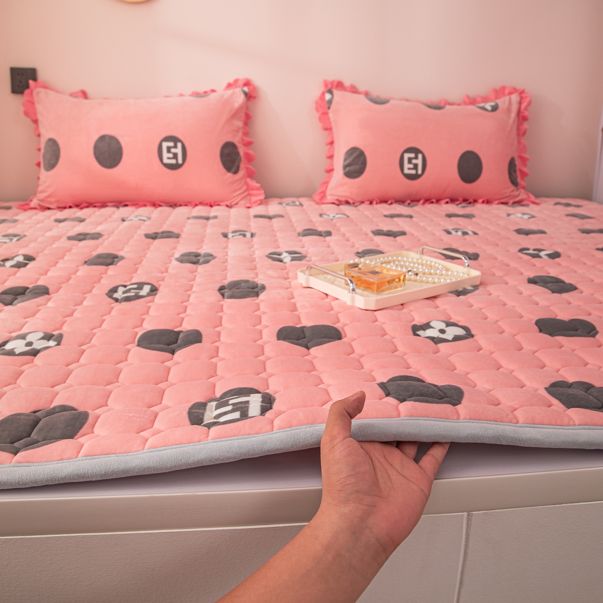 91家纺网 家纺一手货源 找家纺 手艺人家纺 2025新款宝宝绒新格子垫子 DT07