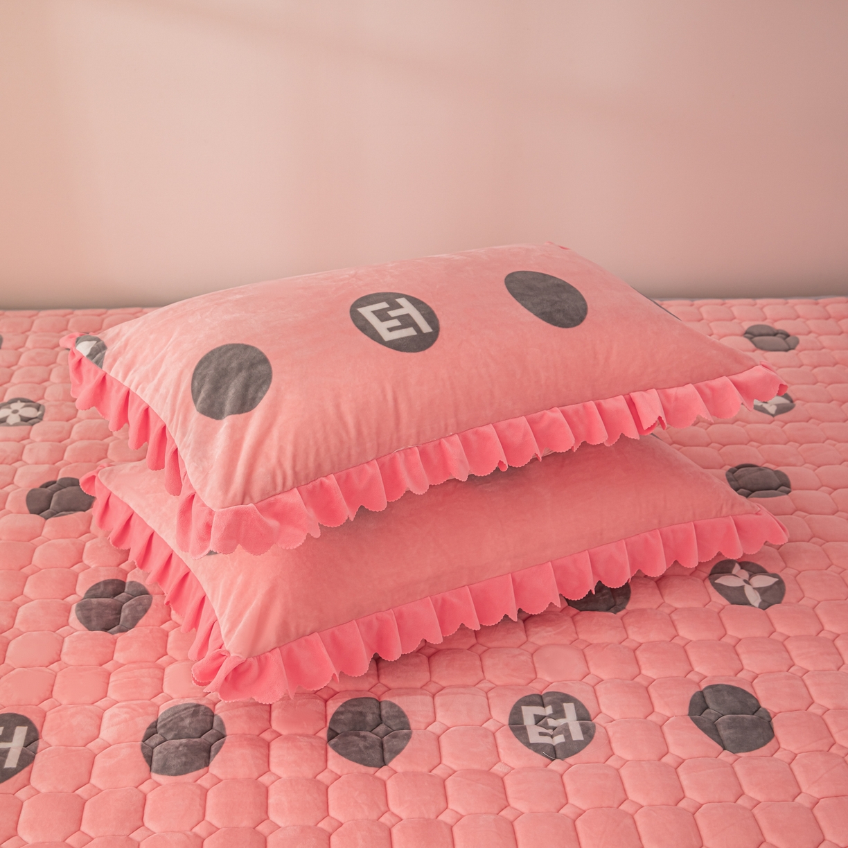 91家纺网 家纺一手货源 找家纺 手艺人家纺 2025新款宝宝绒新格子垫子 DT07