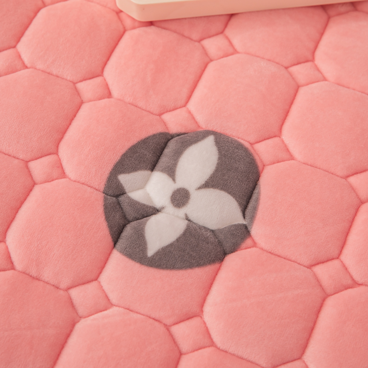 91家纺网 家纺一手货源 找家纺 手艺人家纺 2025新款宝宝绒新格子垫子 DT07