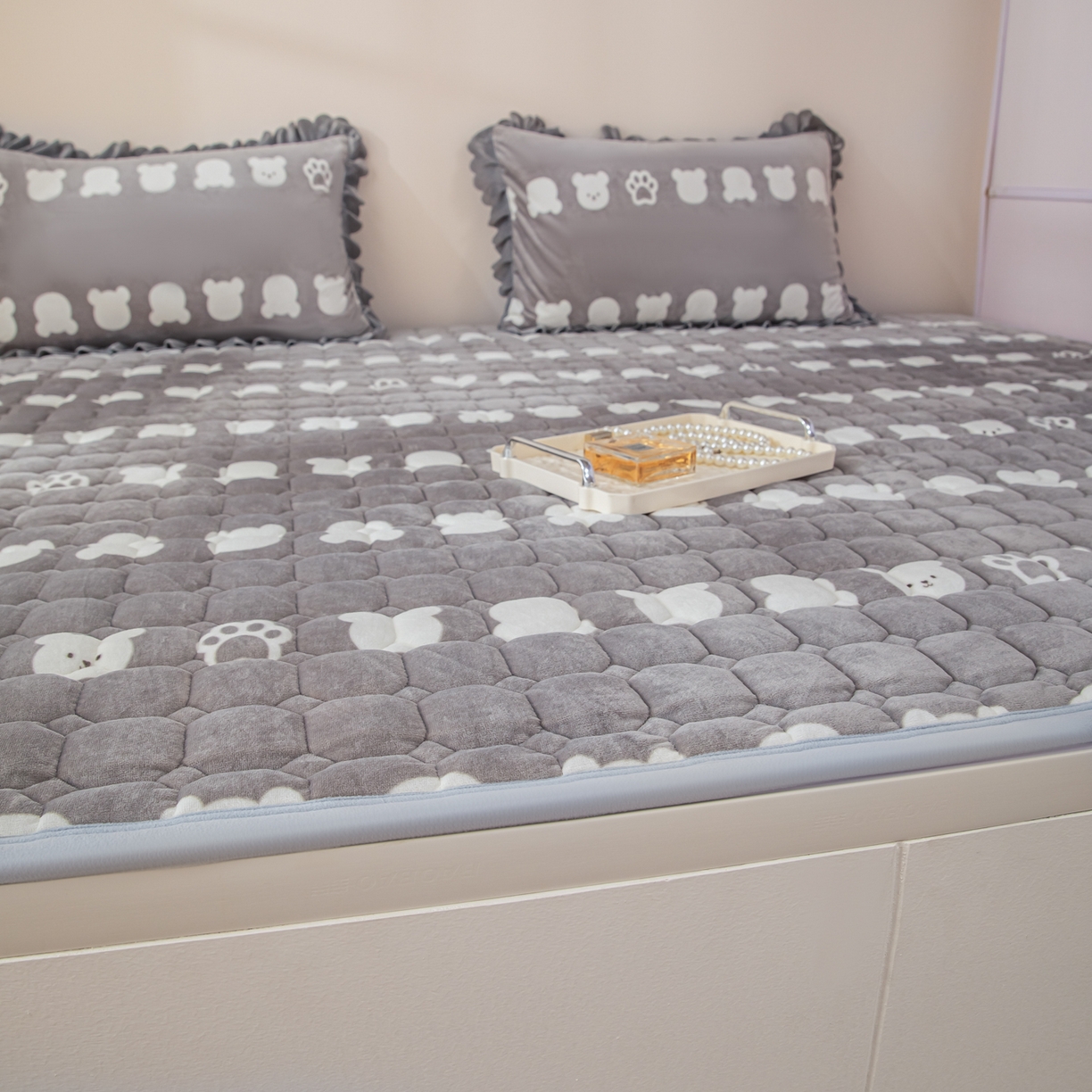 91家纺网 家纺一手货源 找家纺 手艺人家纺 2025新款宝宝绒新格子垫子 DT08