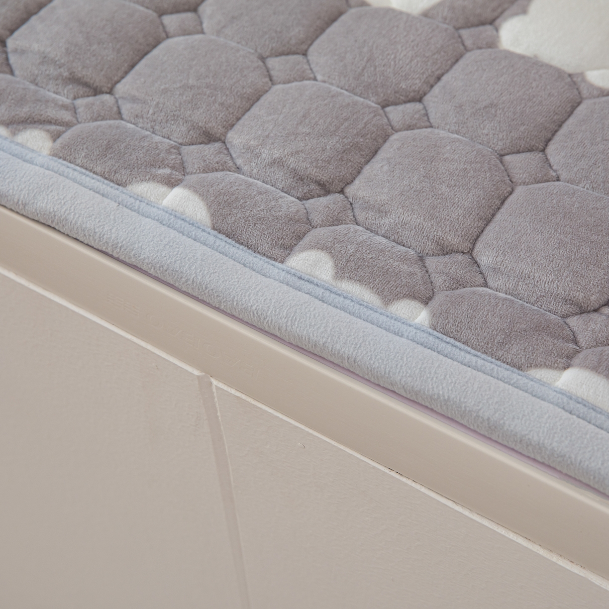 91家纺网 家纺一手货源 找家纺 手艺人家纺 2025新款宝宝绒新格子垫子 DT08