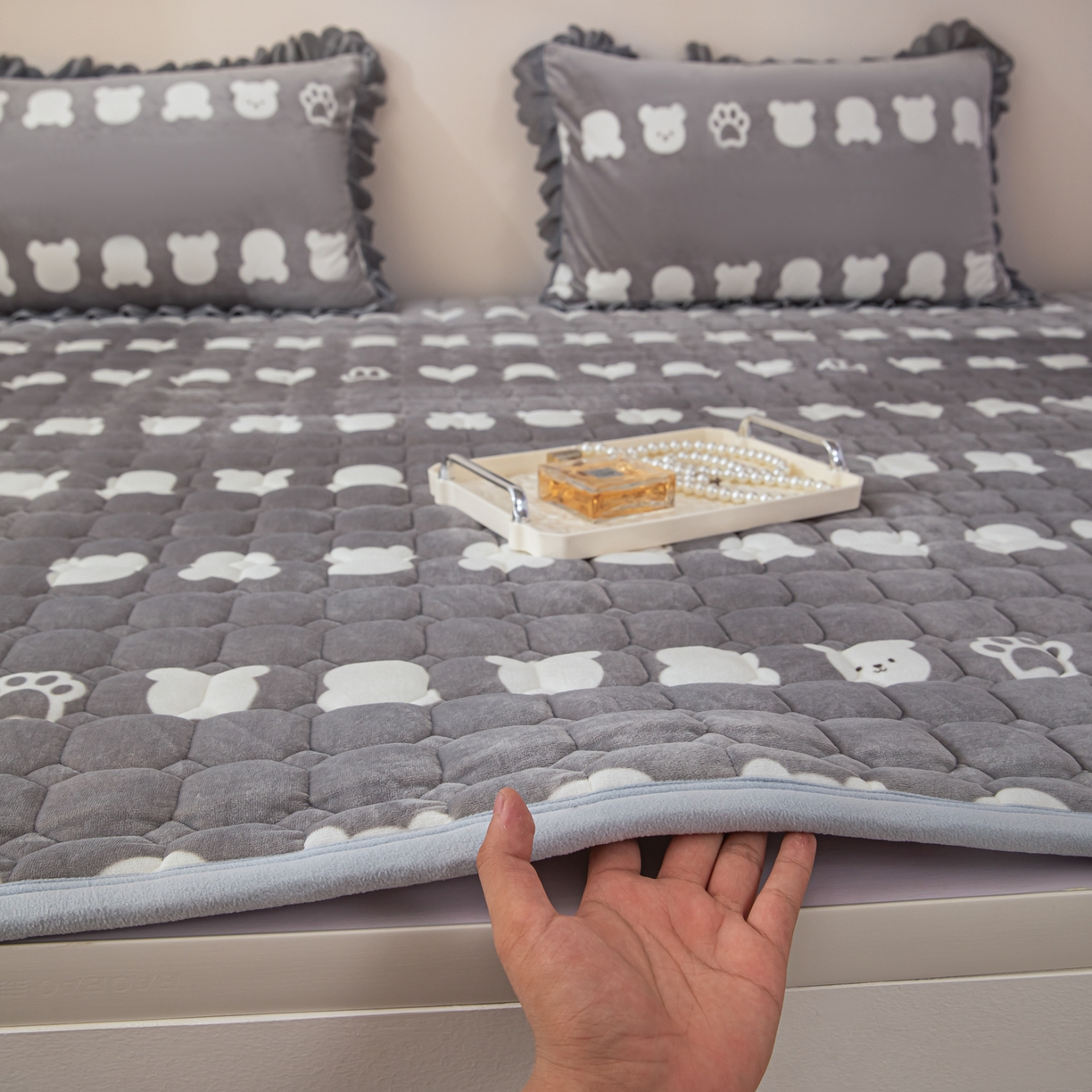 91家纺网 家纺一手货源 找家纺 手艺人家纺 2025新款宝宝绒新格子垫子 DT08