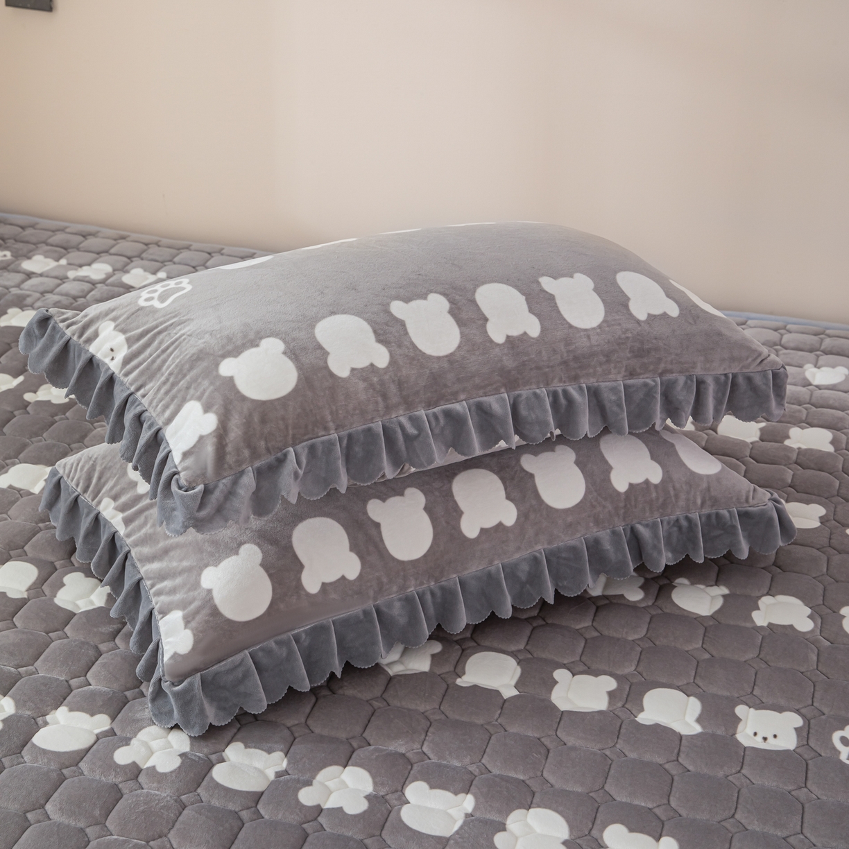 91家纺网 家纺一手货源 找家纺 手艺人家纺 2025新款宝宝绒新格子垫子 DT08