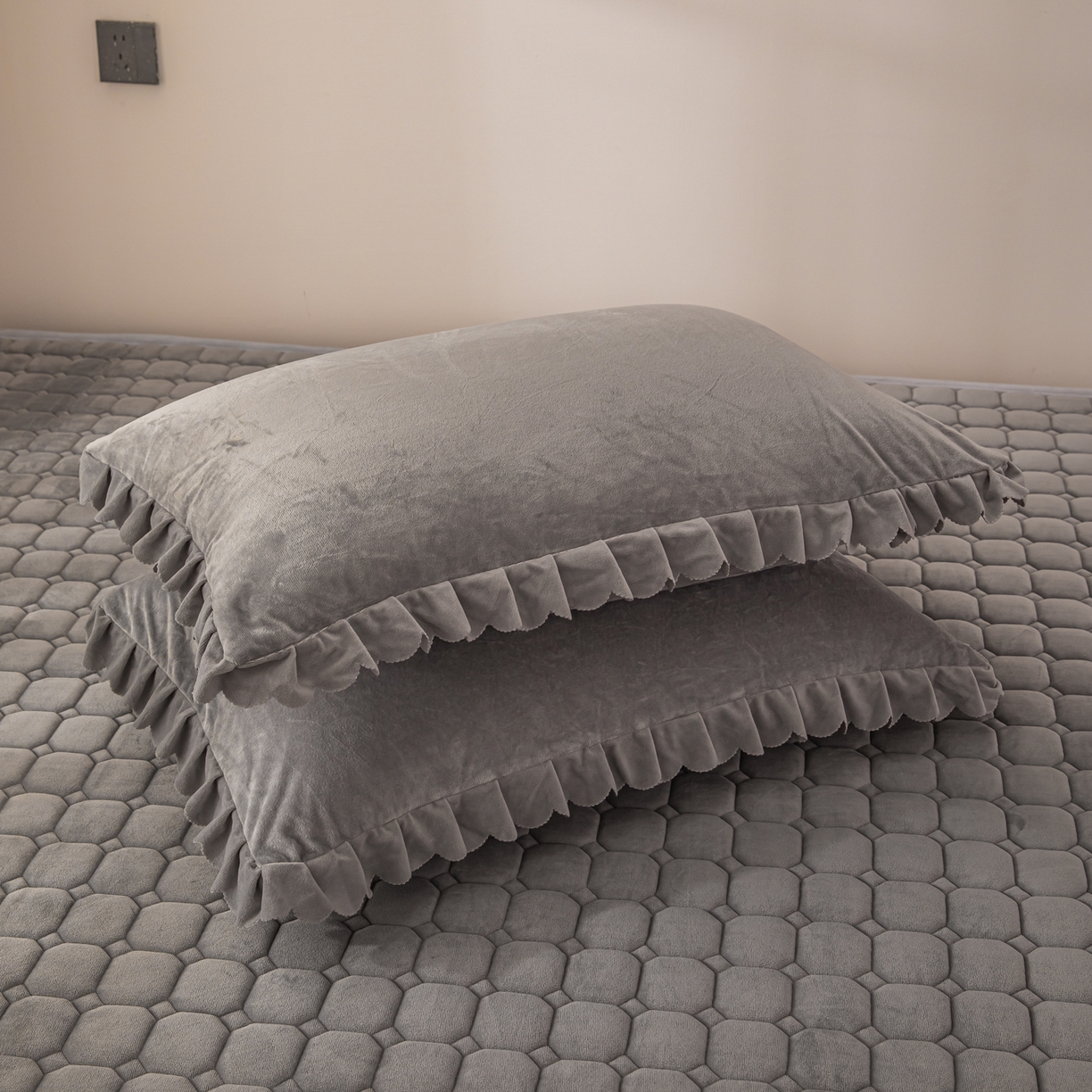 91家纺网 家纺一手货源 找家纺 手艺人家纺 2025新款宝宝绒新格子垫子 DT09