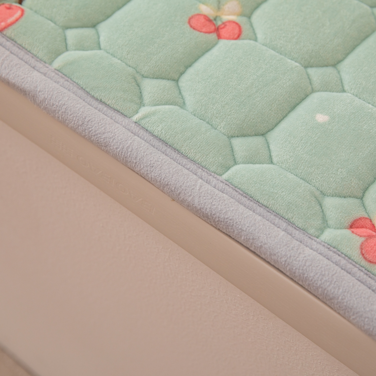 91家纺网 家纺一手货源 找家纺 手艺人家纺 2025新款宝宝绒新格子垫子 DT10