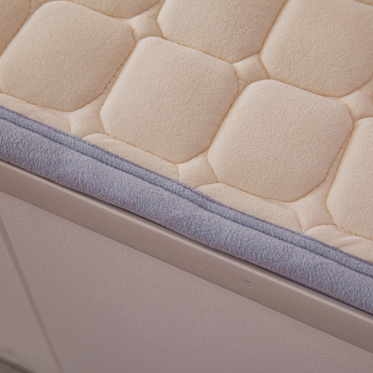 91家纺网 家纺一手货源 找家纺 手艺人家纺 2025新款宝宝绒新格子垫子 DT13