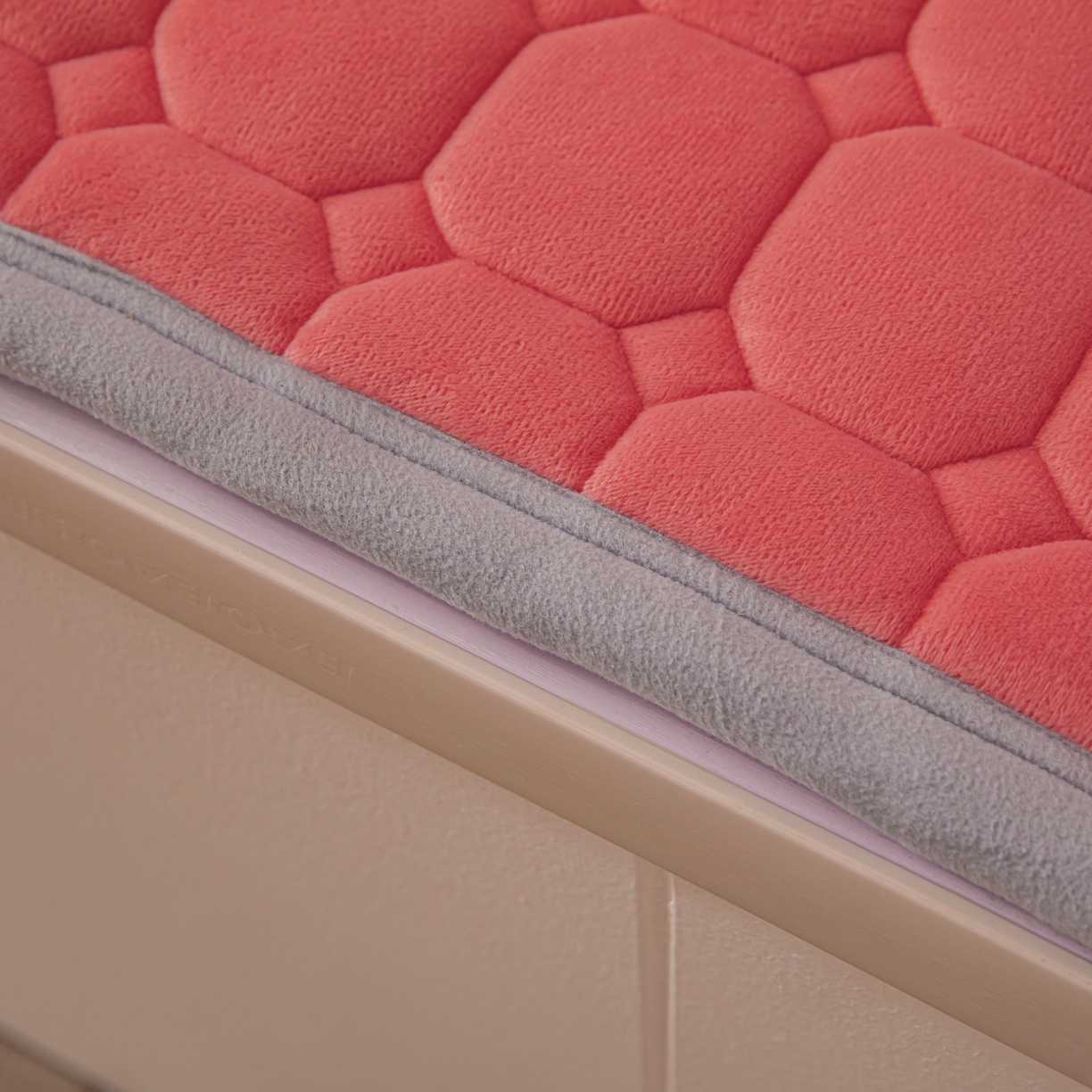 91家纺网 家纺一手货源 找家纺 手艺人家纺 2025新款宝宝绒新格子垫子 DT15