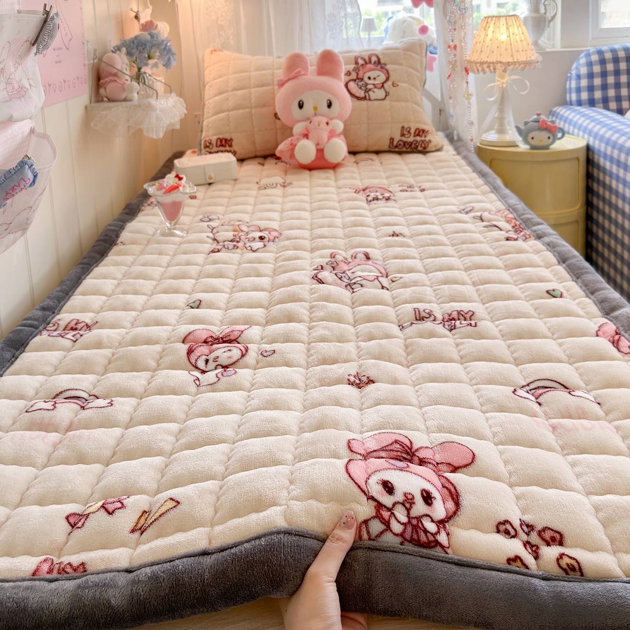 91家纺网 家纺一手货源 找家纺 （总）韩巢家纺 冬季高低床2025款牛奶绒水晶边床垫床护垫学生床褥子宿舍寝室床褥铺底