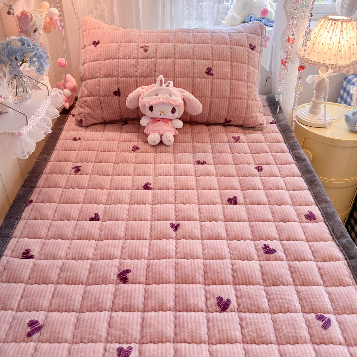 91家纺网 家纺一手货源 找家纺 韩巢家纺 冬季高低床2025款牛奶绒水晶边床垫床护垫学生床褥子宿舍寝室床褥铺底 水晶边-条纹爱心