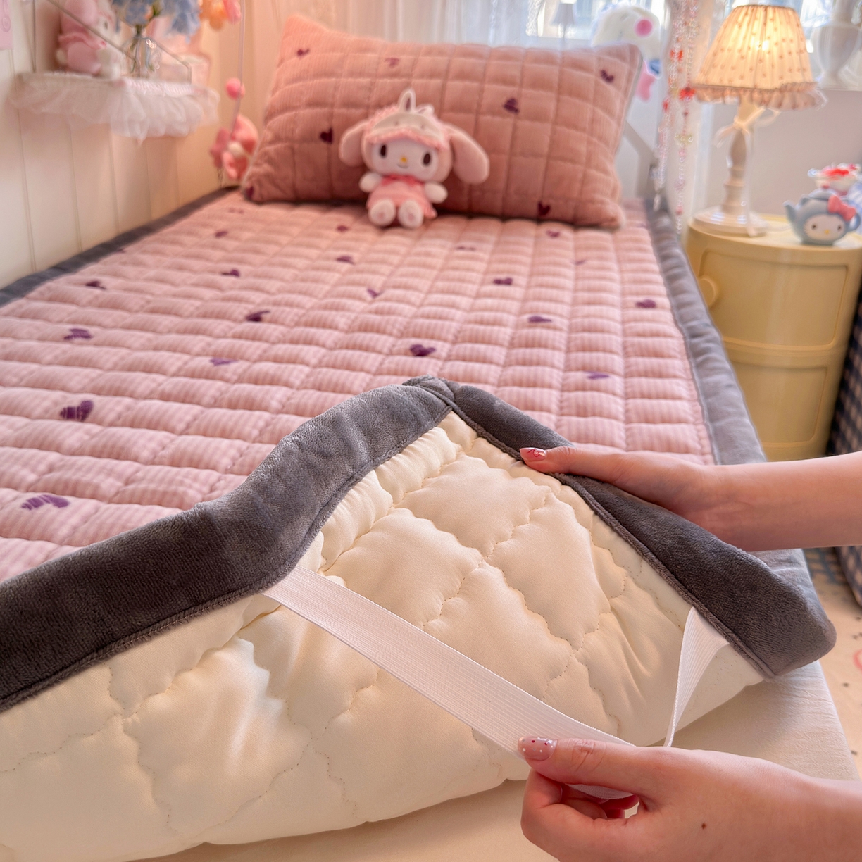 91家纺网 家纺一手货源 找家纺 韩巢家纺 冬季高低床2025款牛奶绒水晶边床垫床护垫学生床褥子宿舍寝室床褥铺底 水晶边-条纹爱心