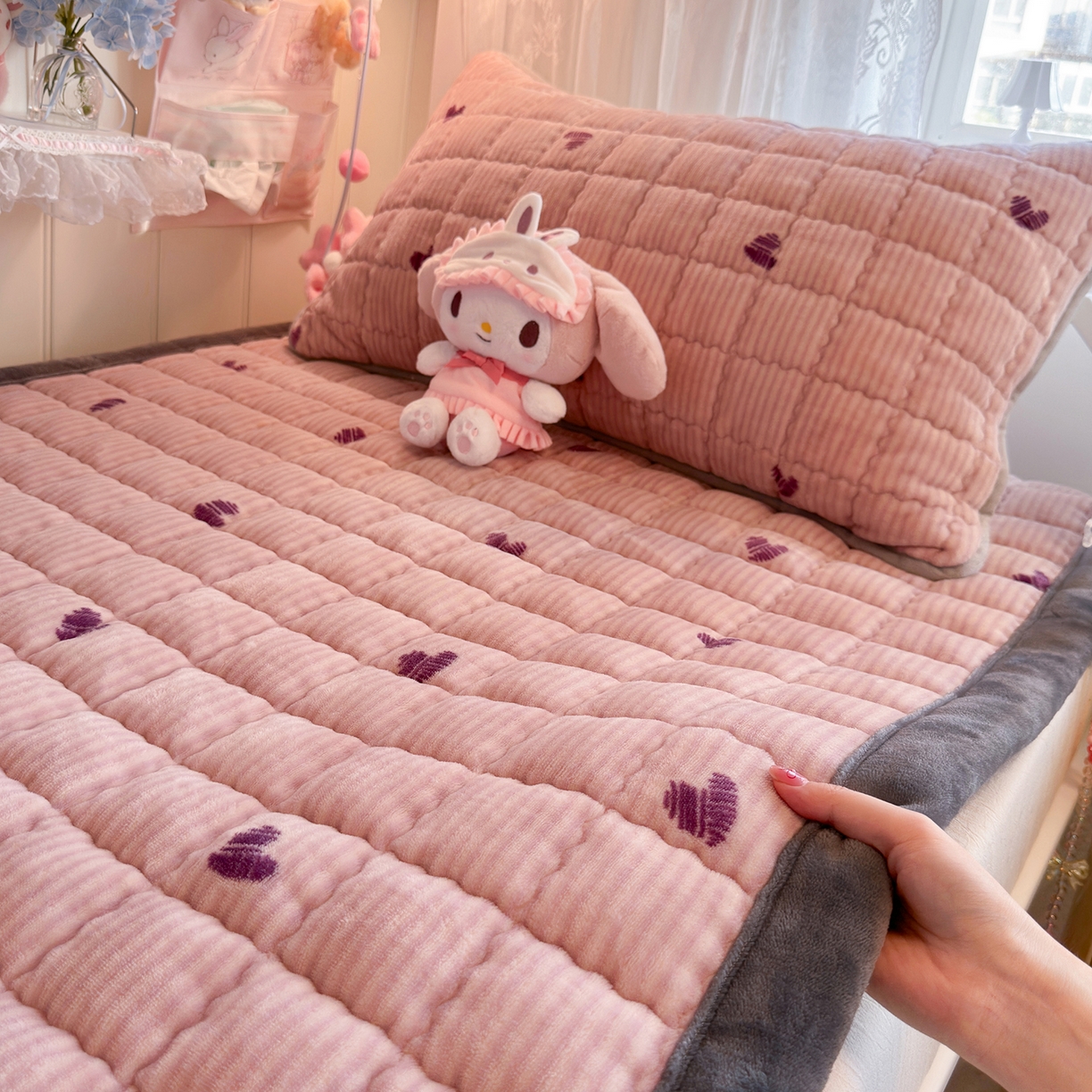 91家纺网 家纺一手货源 找家纺 韩巢家纺 冬季高低床2025款牛奶绒水晶边床垫床护垫学生床褥子宿舍寝室床褥铺底 水晶边-条纹爱心