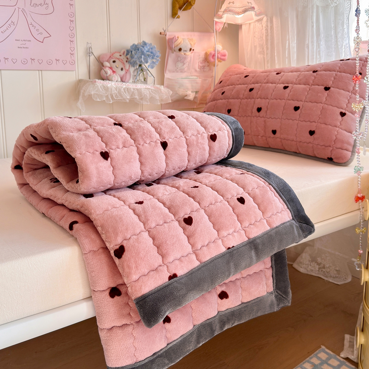 91家纺网 家纺一手货源 找家纺 韩巢家纺 冬季高低床2025款牛奶绒水晶边床垫床护垫学生床褥子宿舍寝室床褥铺底 水晶边-爱心樱桃