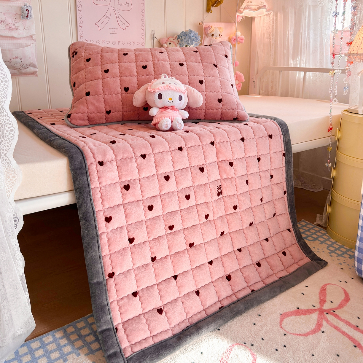 91家纺网 家纺一手货源 找家纺 韩巢家纺 冬季高低床2025款牛奶绒水晶边床垫床护垫学生床褥子宿舍寝室床褥铺底 水晶边-爱心樱桃