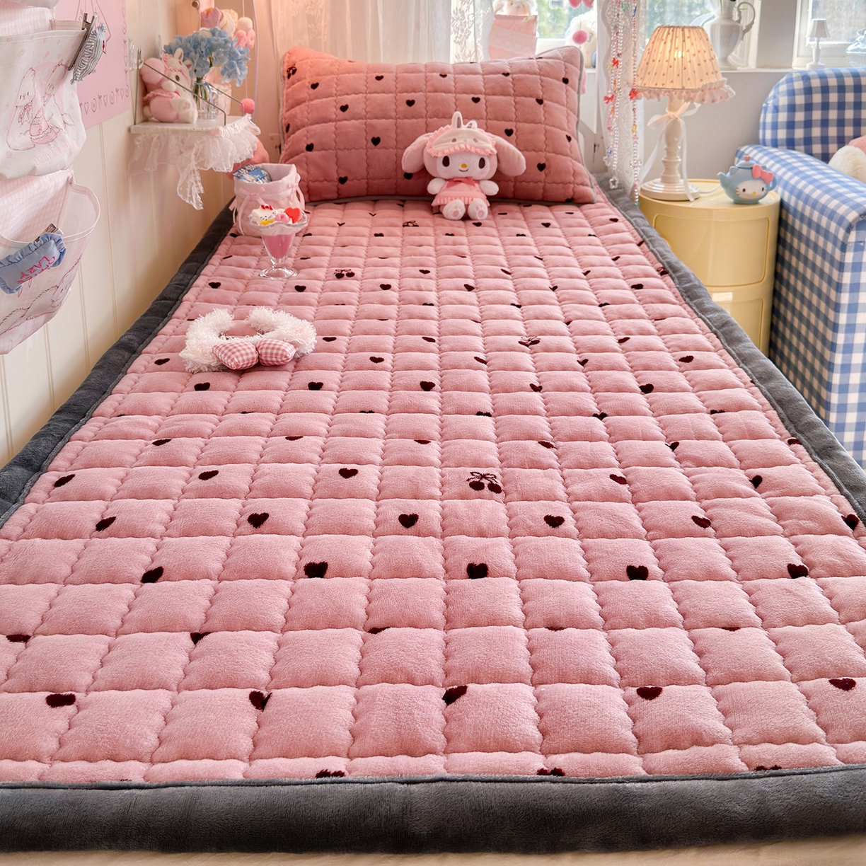 91家纺网 家纺一手货源 找家纺 韩巢家纺 冬季高低床2025款牛奶绒水晶边床垫床护垫学生床褥子宿舍寝室床褥铺底 水晶边-爱心樱桃