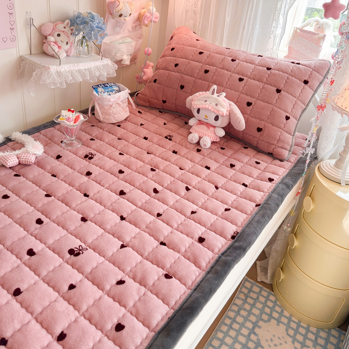 91家纺网 家纺一手货源 找家纺 韩巢家纺 冬季高低床2025款牛奶绒水晶边床垫床护垫学生床褥子宿舍寝室床褥铺底 水晶边-爱心樱桃