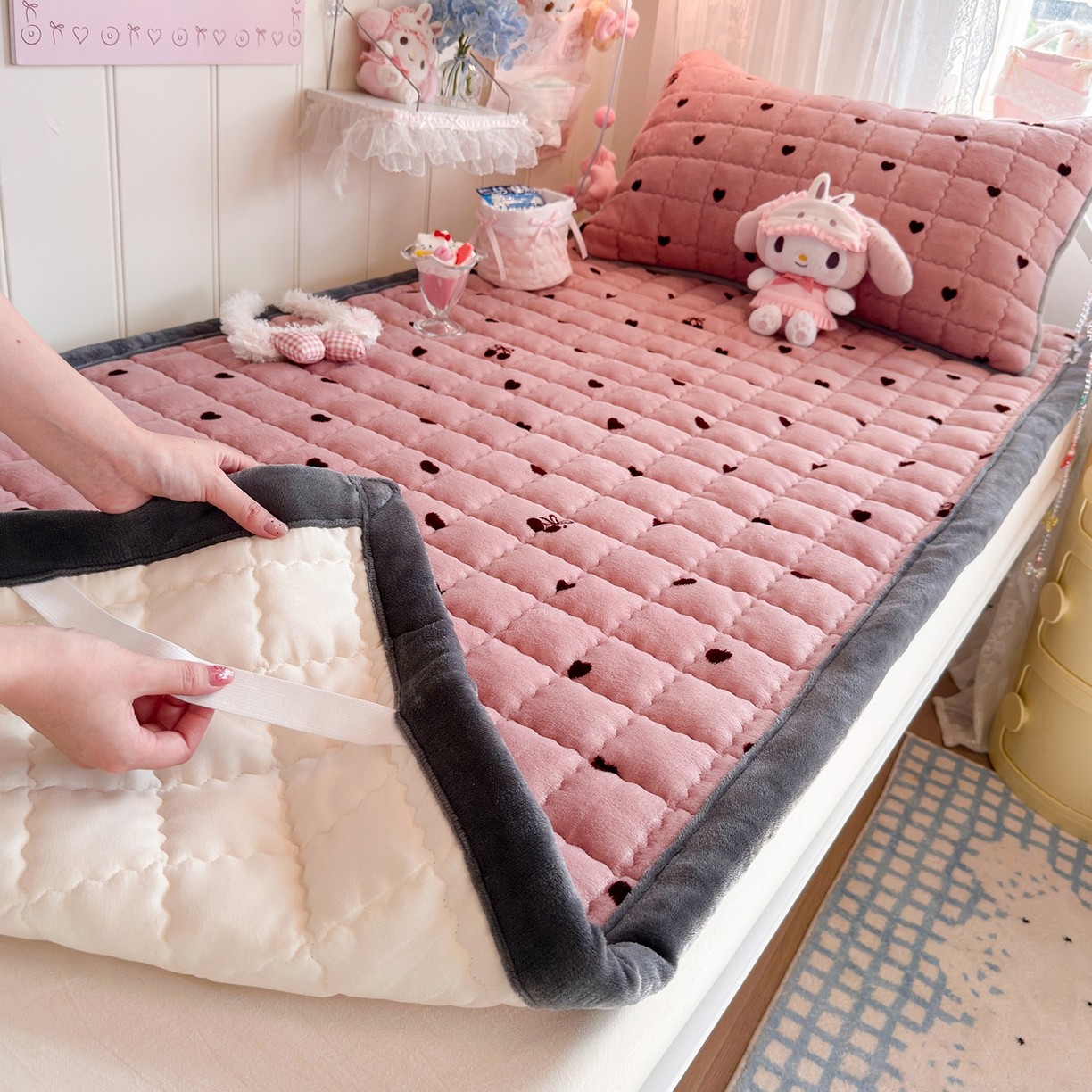 91家纺网 家纺一手货源 找家纺 韩巢家纺 冬季高低床2025款牛奶绒水晶边床垫床护垫学生床褥子宿舍寝室床褥铺底 水晶边-爱心樱桃