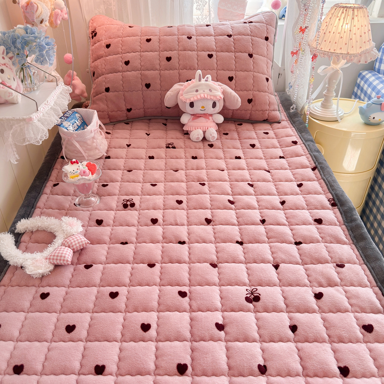 91家纺网 家纺一手货源 找家纺 韩巢家纺 冬季高低床2025款牛奶绒水晶边床垫床护垫学生床褥子宿舍寝室床褥铺底 水晶边-爱心樱桃