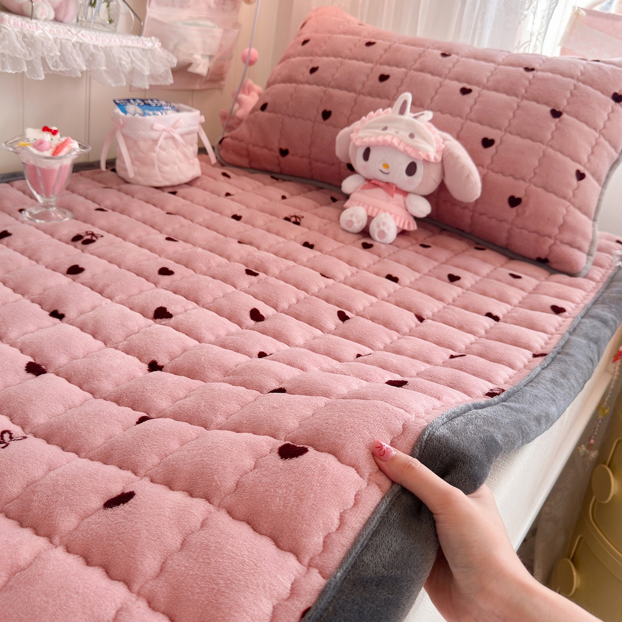 91家纺网 家纺一手货源 找家纺 韩巢家纺 冬季高低床2025款牛奶绒水晶边床垫床护垫学生床褥子宿舍寝室床褥铺底 水晶边-爱心樱桃