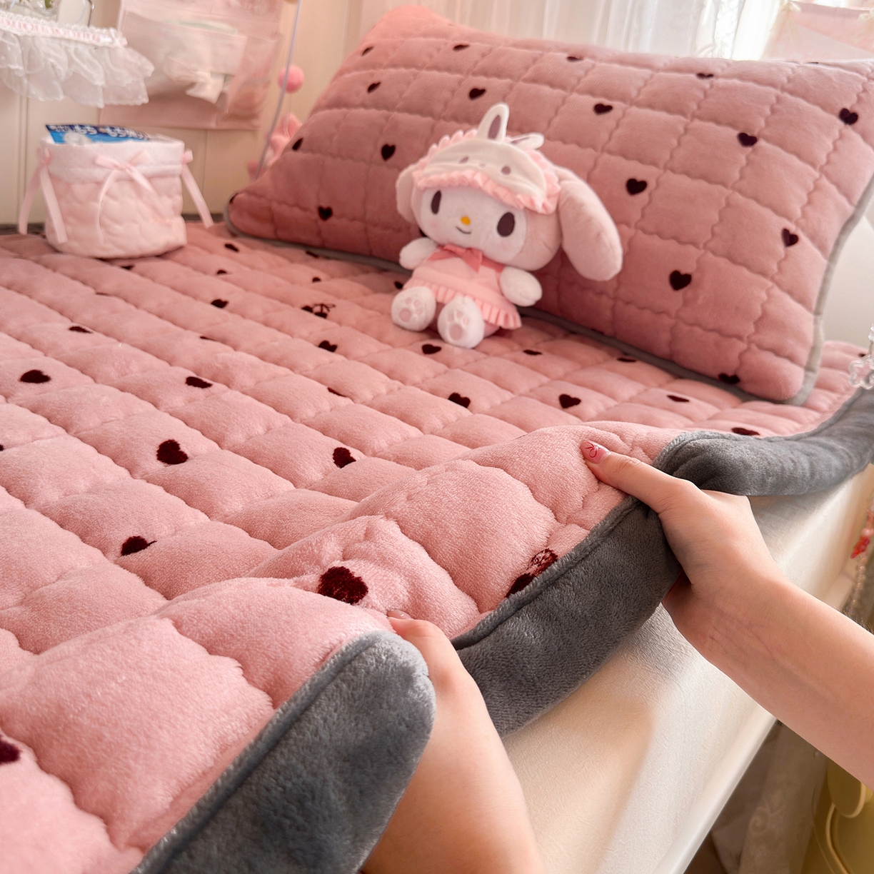 91家纺网 家纺一手货源 找家纺 韩巢家纺 冬季高低床2025款牛奶绒水晶边床垫床护垫学生床褥子宿舍寝室床褥铺底 水晶边-爱心樱桃