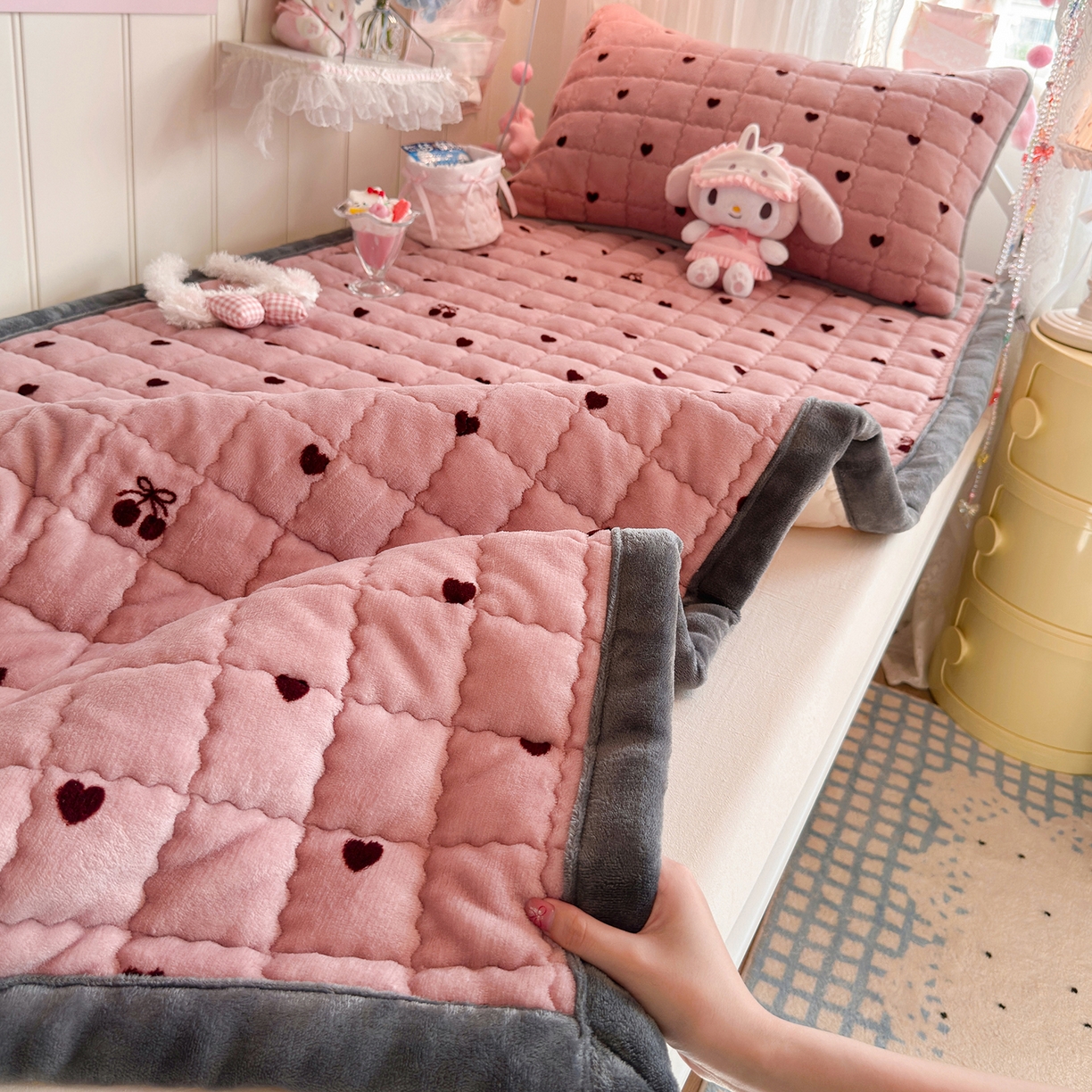 91家纺网 家纺一手货源 找家纺 韩巢家纺 冬季高低床2025款牛奶绒水晶边床垫床护垫学生床褥子宿舍寝室床褥铺底 水晶边-爱心樱桃
