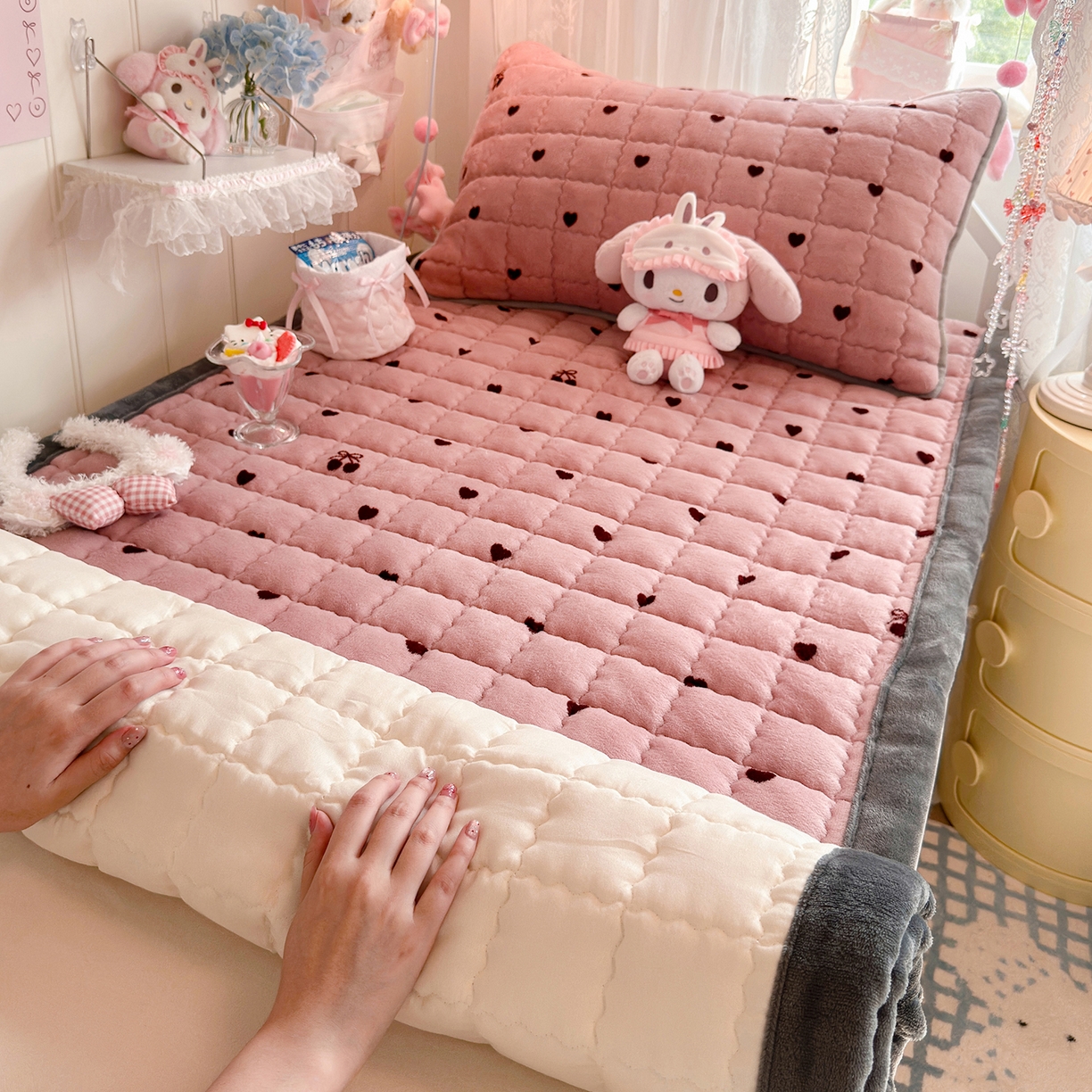 91家纺网 家纺一手货源 找家纺 韩巢家纺 冬季高低床2025款牛奶绒水晶边床垫床护垫学生床褥子宿舍寝室床褥铺底 水晶边-爱心樱桃