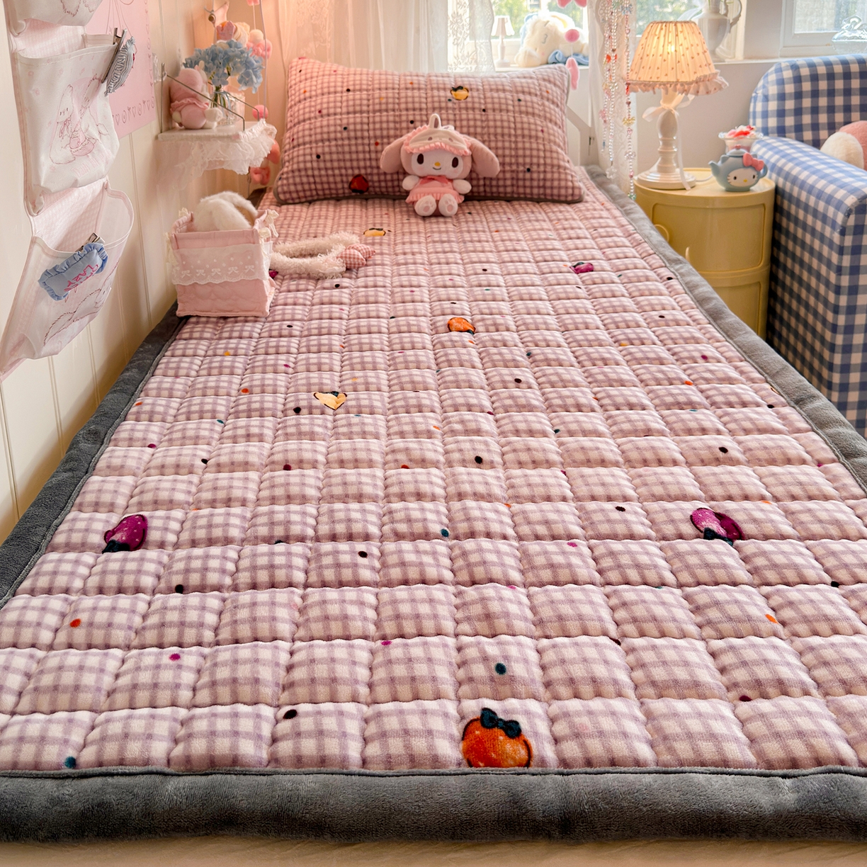 91家纺网 家纺一手货源 找家纺 韩巢家纺 冬季高低床2025款牛奶绒水晶边床垫床护垫学生床褥子宿舍寝室床褥铺底 水晶边-彩色草莓