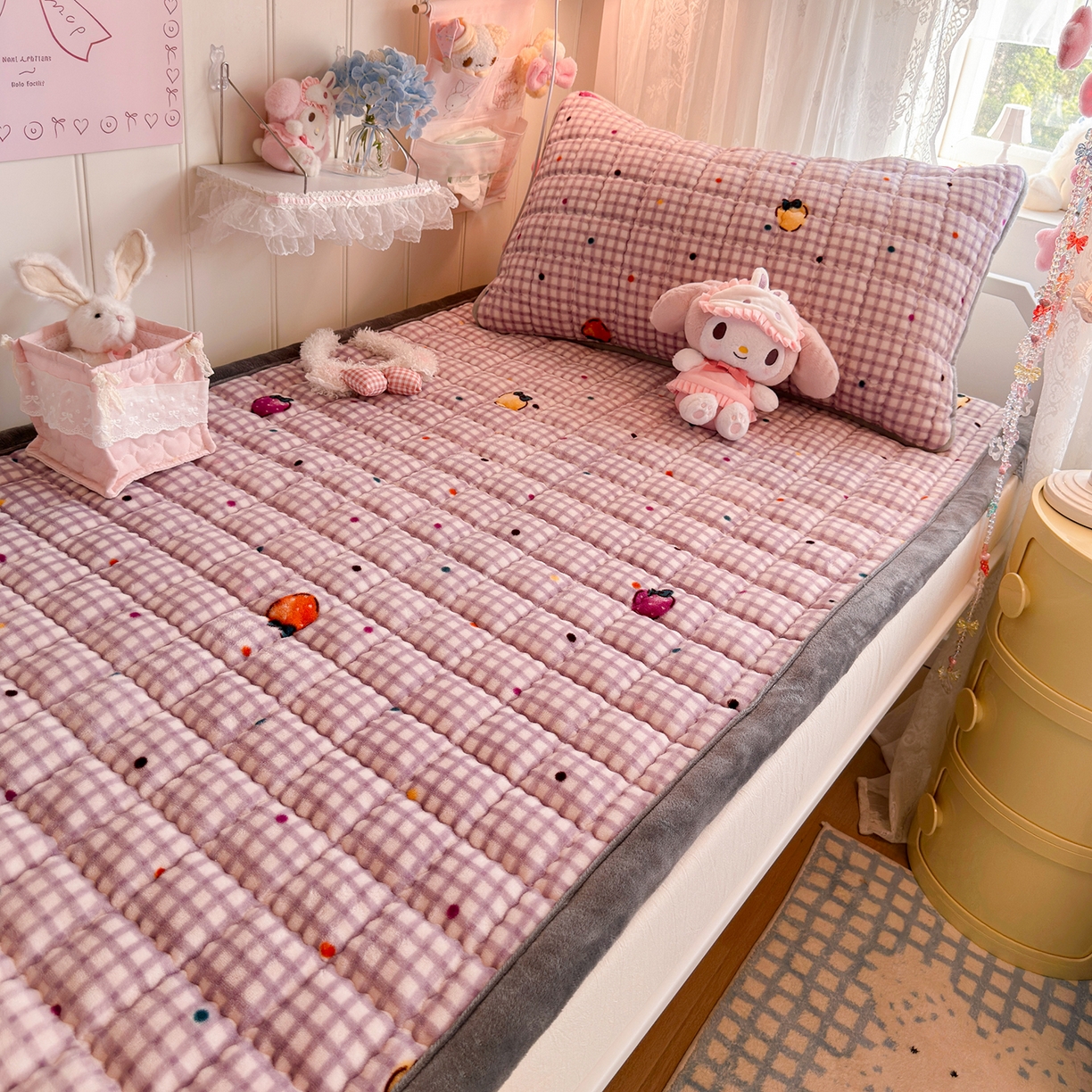 91家纺网 家纺一手货源 找家纺 韩巢家纺 冬季高低床2025款牛奶绒水晶边床垫床护垫学生床褥子宿舍寝室床褥铺底 水晶边-彩色草莓